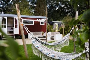 Wegdromen op de Veluwe in romantische rode pipowagen