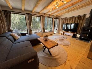 Villa Yarema Mountain Relax with Hot Jacuzzi & Sauna by BookVillaBG