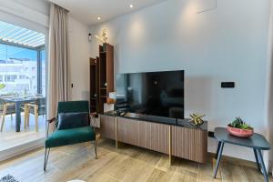 Stylish Penthouse with Jacuzzi - By Welcomely