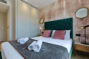 Stylish Penthouse with Jacuzzi - By Welcomely