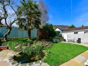 A Spacious 4 Bed Home With Castle Views - Taffs Well