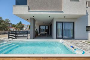 Villa Loreta near Fažana for 7 plus 1 people with luxury private jacuzzi only 600 meters from sea 