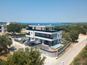 Villa Loreta near Fažana for 7 plus 1 people with luxury private jacuzzi only 600 meters from sea