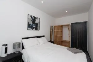 Three Bedroom Apartment with Garden and Parking, close to Mainline Station - Sherfield on Loddon