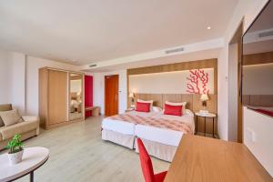 Family Room with Balcony (2 Adults + 1 Child) room in Universal Hotel Perla