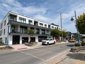 Beachview getaway at the New Carlyle 202 on the Main strip in Grand Bend