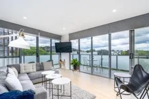 Modern Apt with Pool, Gym and BBQ Access - غولبورن