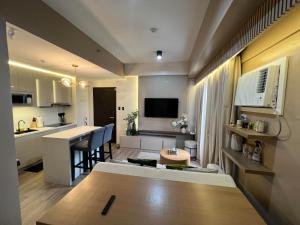 1 br with balcony walk to IT Park Cebu nice view pool access