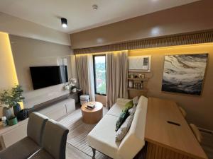 1 br with balcony walk to IT Park Cebu nice view pool access
