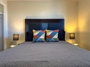 8 Large Apartments with 12 Bedrooms and Parking and WIFI - Willock