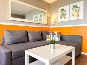 4 Large Apartments with 8 Bedrooms and Parking plus WIFI - Willock