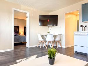 2 Stylish Apartments with 8 Beds and Parking plus WIFI