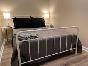 Sleeps 6 2BR Condo with 4 Beds in New Castle plus WIFI - 格罗夫城