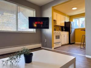 Sleeps 8 2 Full Apartments with 3 Beds and Parking