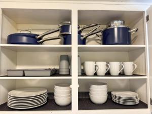 Sleeps 8 2 Full Apartments with 3 Beds and Parking