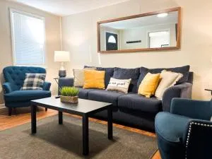 3BR Home 6 Beds 4 TVs Large Parking Area - Greenfield