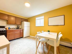 2 Full Apartments 4 Bedrooms 12 Beds plus Parking