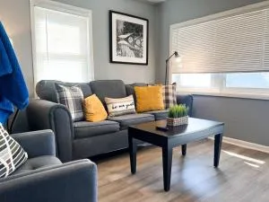 3BR, 5 Beds, Sleeps 7, Large Off-Street Parking - Greenfield