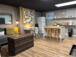 Cozy Artist Apartment Queen Bed Stylish plus WIFI - 4hvězdičkové hotely ve městě Pittsburgh