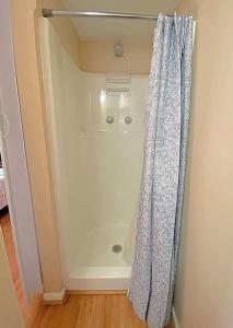 Charming Studio Jeannette Sleeps 3 Queen Bed