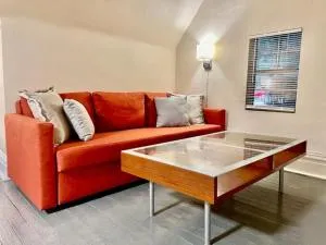 Amazing Sleeps 19 with 14 beds at Downtown Location - Willock