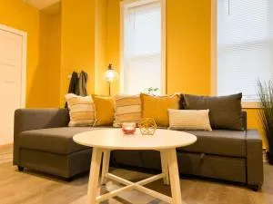 Charming 1 Bedroom with Queen bed plus Sofa Bed - Irwin