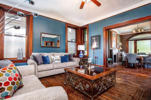 Downtown Mansion with 7 Bedrooms 2.5 Baths Sleeps 20