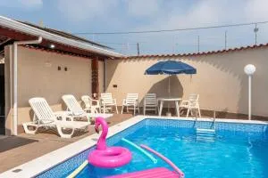 Casa Linda e Espaçosa com 2 Piscinas - Adulto e Infantil, Opção da Piscina Adulto Aquecida Cobrado à Parte, 4 Quartos Frente as Piscinas, Área Gourmet Completa com Churrasqueira, Forno e Fogão a Lenha e Lareira na Sala, Mesa de Bilhar - Próximo da Praia - Vila Balneária