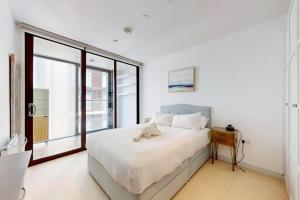 1Bed Flat with city views - 1min walk to tube station