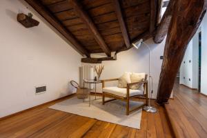 Dimora De Poeti - 250 Square Meters Attic with Jacuzzi