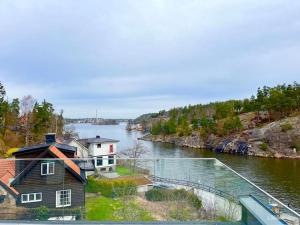 Exklusiv villa med sjöutsikt och egen brygga