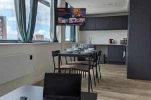 Lovely 1BR Penthouse near MCR Stadiums