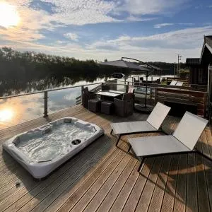 Willow's Lakeside Lodge With Hot Tub at Tallington Lakes - Ufford