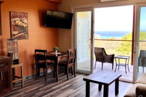 MG Luxury Oasis, Ocean View, King Suite, Pool, Patio, short walk to Beach