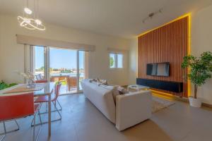 Gouna Retreat 2BR Apt Waterside Hot Tub & Pool