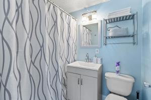 Cozy 1-Bedroom Suite Steps from the Beach (464)