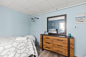 Cozy 1-Bedroom Suite Steps from the Beach (464)