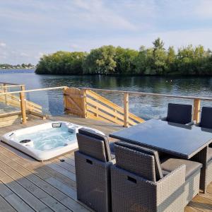 Willows Lakeside Lodge With Hot Tub & Hi-Speed Wifi
