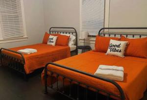 Sleeps 16 Ideal for Groups 12 Beds Pittsburgh