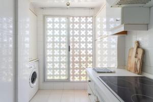 Poniente Luxe Oasis - Modern, Quiet & Steps from Sea