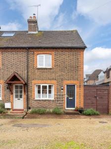 Quaint 3 bed Cottage in central Dorking with parking
