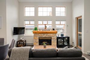 3BR in Tyndall Stone Lodge, Village Location with Olympic Plaza Views, Fireplace, Hot Tub