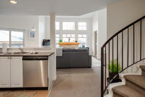 3BR in Tyndall Stone Lodge, Village Location with Olympic Plaza Views, Fireplace, Hot Tub