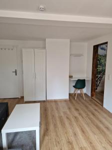 Exklusive Zimmer mit geteiltem Bad und Küche KG