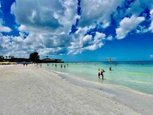 VILLA 3 walk to Beach, Pool, Daily Rentals