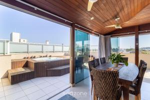 Cobertura c Jacuzzi em cond. pé na areia VIC0401