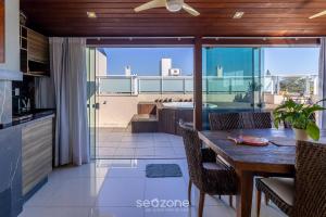 Cobertura c Jacuzzi em cond. pé na areia VIC0401