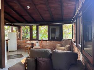 Espaço com Apartamentos Rústicos em Terreno Arborizado, Vaga de Garagem, Ar Condicionado, WiFi