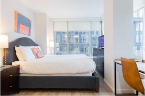 Chic Apt Seaport with Pool