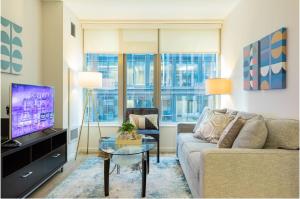 Chic Apt Seaport with Pool